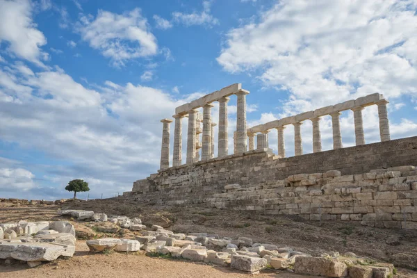 Templo Poseidón Con Cielo Azul Nubes Árbol Solitario Sounion Grecia —  Fotos de Stock