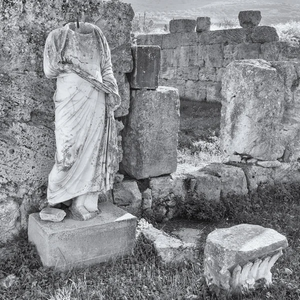 Estatua Sin Cabeza Las Ruinas Situadas Corinto Grecia — Foto de Stock