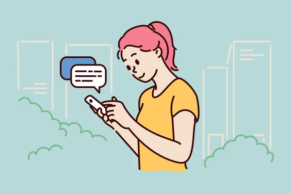 Žena komunikující nebo textové se svým smartphonem — Stockový vektor
