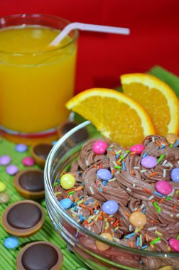 turuncu ve çikolata parçaları ile Çikolatalı Mus