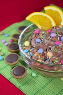 turuncu ve çikolata parçaları ile Çikolatalı Mus