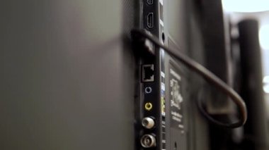 Bir LCD TV 'nin arkasında çeşitli kablolar