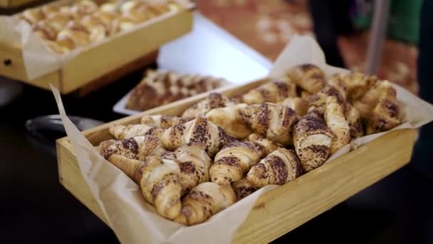 Croissants and other sweets on the buffet table during the coffee break — Stock Video