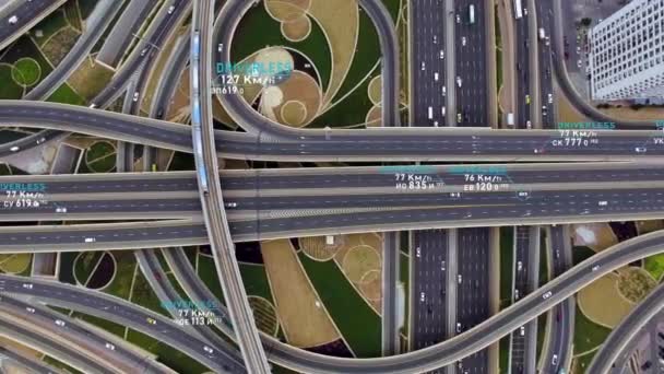 Begreppet antenn vy ovanifrån av trafiken på upphöjd motorväg med futuristiska autonoma, förarlösa bil, tåg med hjälp av artificiell intelligens datornät och satellit gps för navigering — Stockvideo