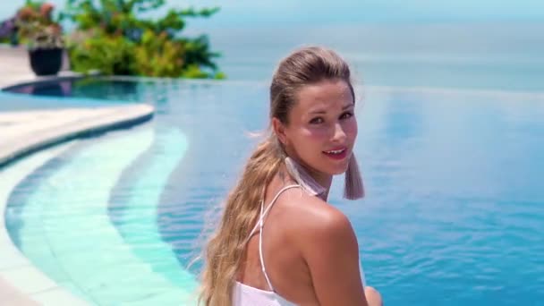 Luksusowe podróże szczęśliwa kobieta w bikini relaks na skraju basenu. Cieszy się wakacjami na morzu. Bali, Indonezja — Wideo stockowe