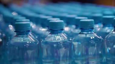 plastik şişe su yakın çekim