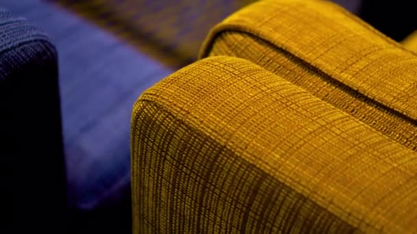 Blå og gul stof polstring af sofaen – Stock-video