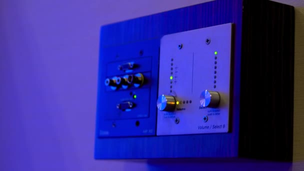 Väggmonterad ljudkontrollpanel på en ljus vägg i konferenslokal — Stockvideo