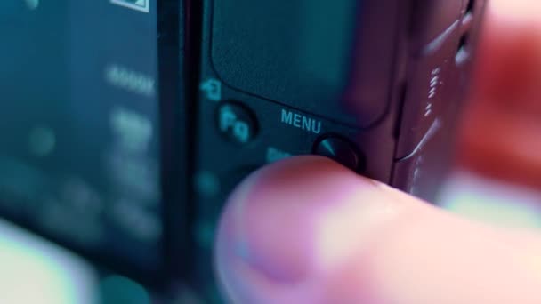 The finger presses the menu button of the video camera. Close-up — Stock Video