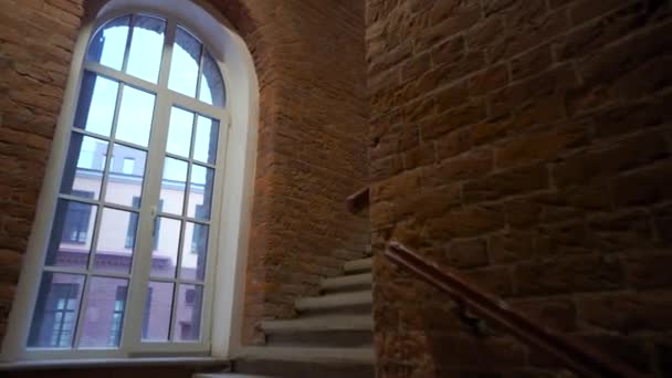Fondo de la antigua pared de ladrillo vintage, escaleras y ventana — Vídeos de Stock