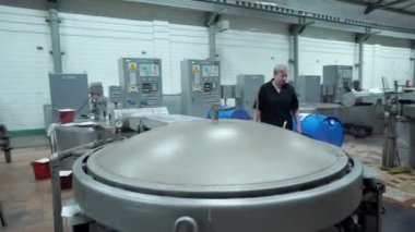 Tekstil fabrikasındaki kadın işçi iplik boyama makinesiyle çalışıyor. Tekstil Endüstrisi Makineleri, Boyama Makineleri Kimyasal Tankları ile boyama hikayelerinde modern teknoloji