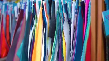 Renkli Tekstil Arka plan Parlak katlanmış giysilerin görüntüsü