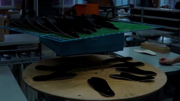 Производство стельных подошв для обуви, устройство для нагрева стельных подошв — стоковое видео