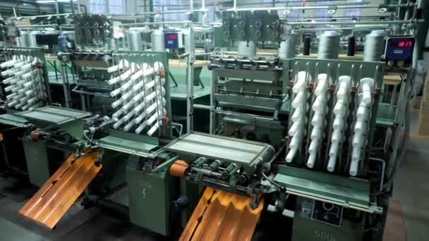 Vieux tricot. Usine textile dans la chaîne de production de filature et une société de production de machines et d'équipements rotatifs — Video