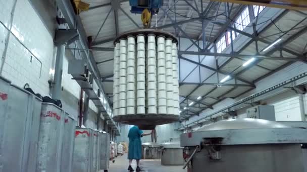 Textil fabrik kvinnliga arbetare arbetar med tråd färgning maskin. Modern teknik i färgning garn med maskiner för textilindustrin, färgning maskin kemiska tankar — Stockvideo
