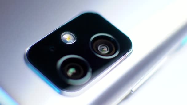 Close-up van de camera-unit op de smartphone. 2 lenzen met camera 's flitser en microfoon aan de achterkant van de telefoon — Stockvideo