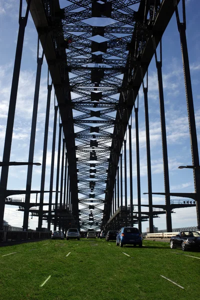 Sydney harbor bridge bedeckt mit gras. — Stockfoto