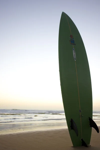 Surfplank in het strand — Stockfoto