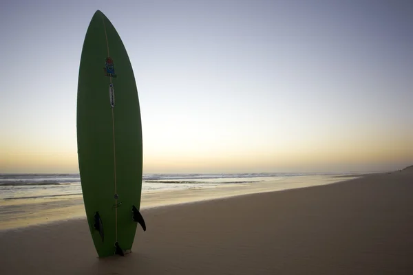 Surfplank in het strand — Stockfoto