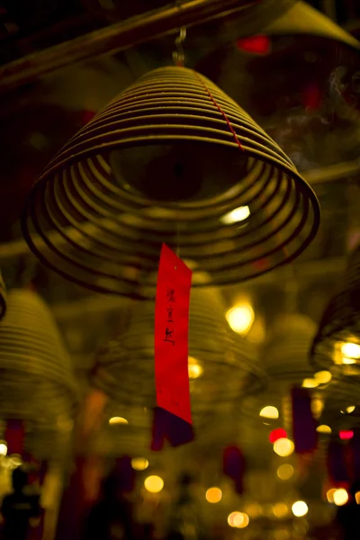 挂在香港的一座寺庙的香火. — 图库照片