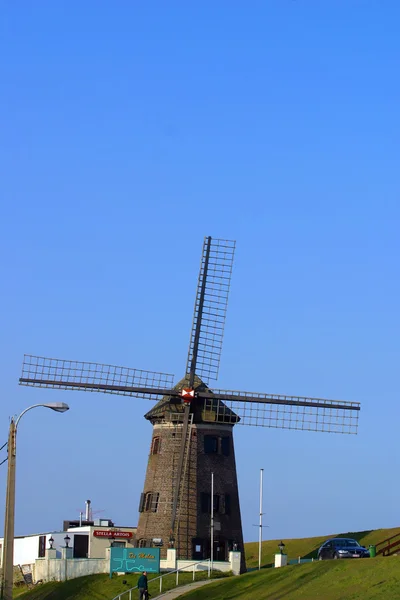 Un moulin à vent au coucher du soleil — Photo
