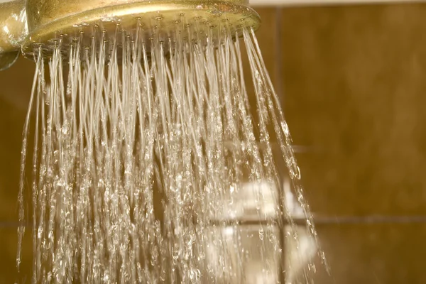 Met behulp van water in een droogte. — Stockfoto