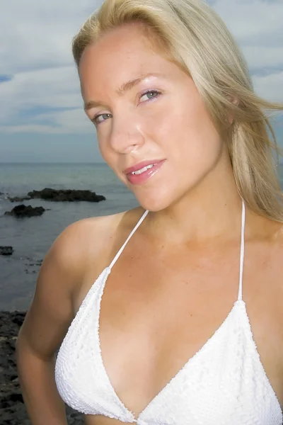 Modell steht am Strand — Stockfoto