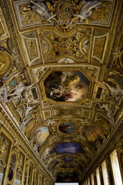 Paris'teki louvre Müzesi'nde tavanda boya