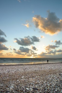 Sahilde gün batımı