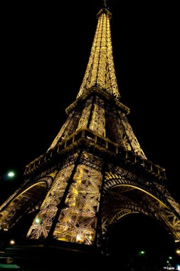 Geceleri Eyfel Kulesi paris Fransa.