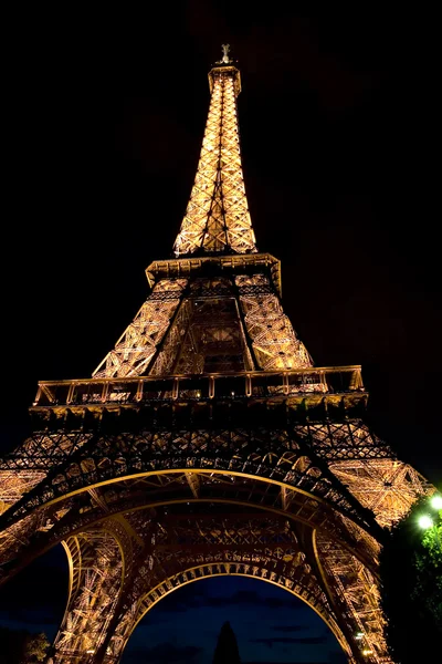 La Torre Eiffel de noche Paris Francia . — Foto de Stock