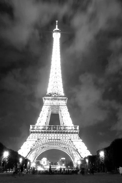 The Eiffel Tower at night Paris France. — Stock Photo, Image