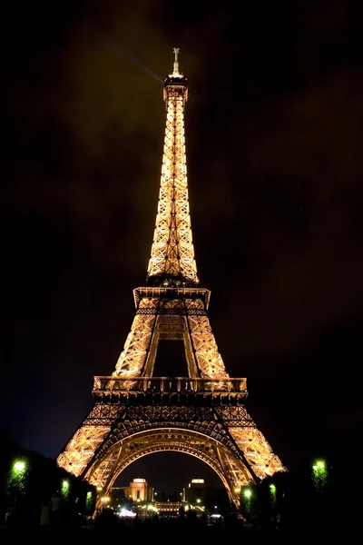 La Torre Eiffel de noche Paris Francia . —  Fotos de Stock