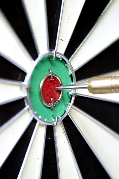 Dart hitting the bulls eye. — Stock Photo, Image