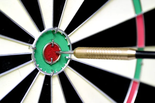 Dart hitting the bulls eye. — Stock Photo, Image