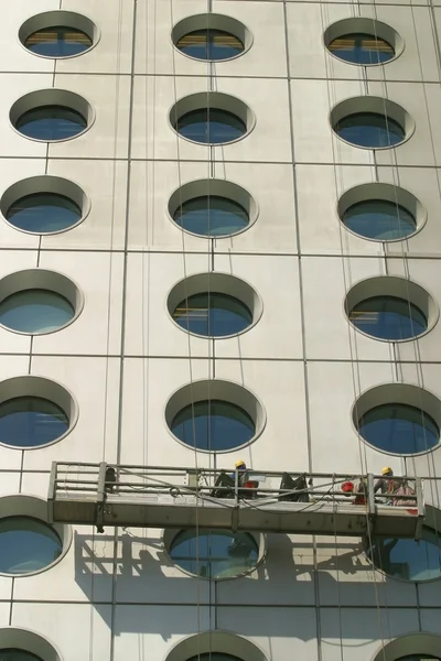 Hombre limpiando ventanas —  Fotos de Stock