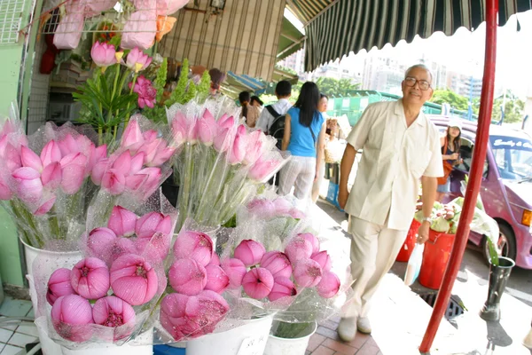 Blommor i marknaden — Stockfoto