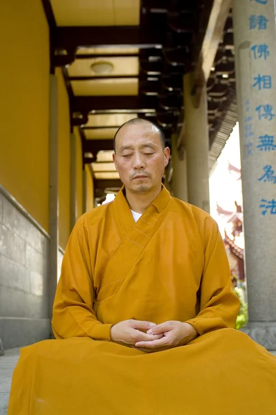 Buddhist  Monk Meditates — Stock Photo, Image