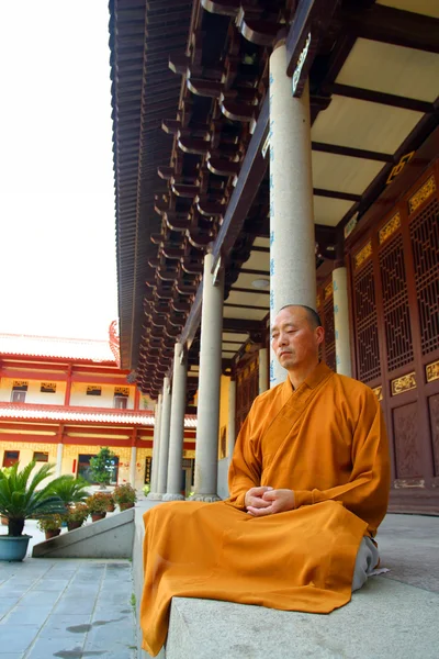 Medita monaco buddista — Foto Stock