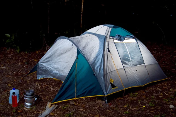 Et telt på en campingplads . - Stock-foto