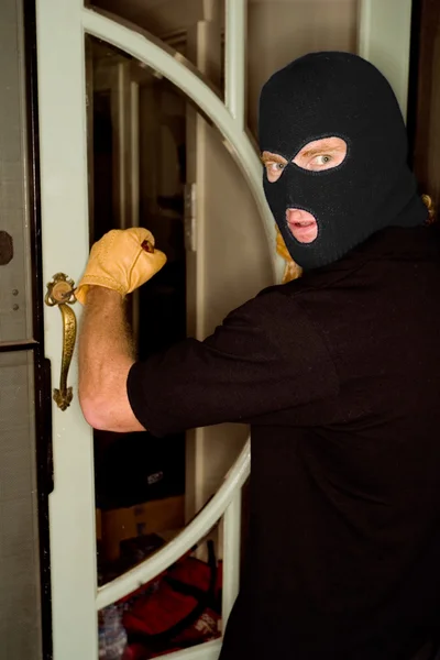 Грабитель грабит дом в балаклаве . — стоковое фото