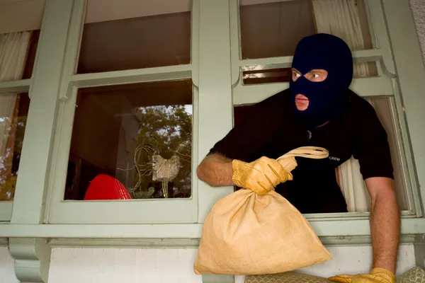 A burglar robbing a house wearing a balaclava. — Stock Photo, Image