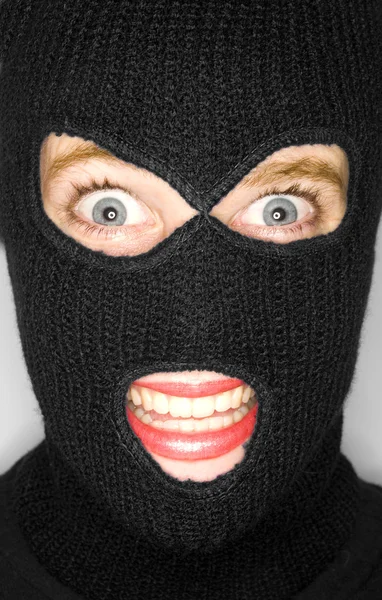 Uma fotografia de uma mulher atraente usando uma balaclava . — Fotografia de Stock