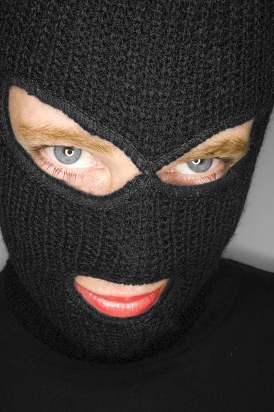 Uma fotografia de uma mulher atraente usando uma balaclava . — Fotografia de Stock