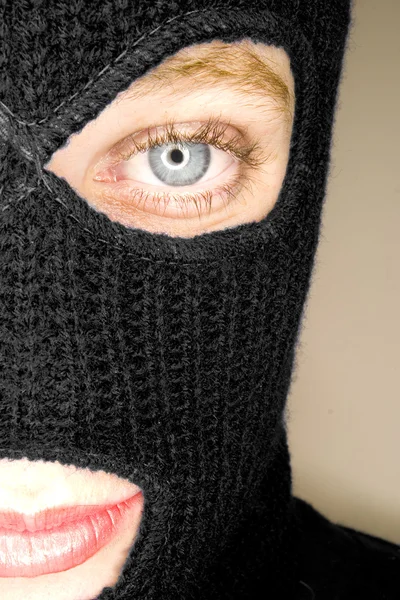 Uma fotografia de uma mulher atraente usando uma balaclava . — Fotografia de Stock