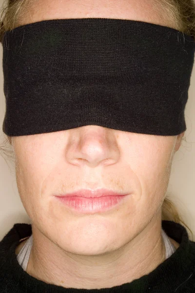 Uma fotografia de uma mulher de olhos vendados . — Fotografia de Stock