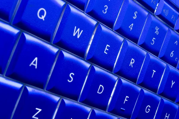 青色のコンピューターのキーボード — ストック写真
