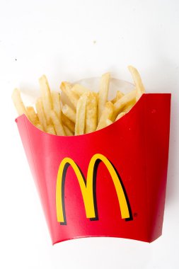 Kırmızı kutuda patates kızartması.