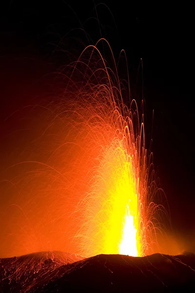 喷发的火山 — 图库照片