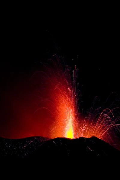 喷发的火山 — 图库照片